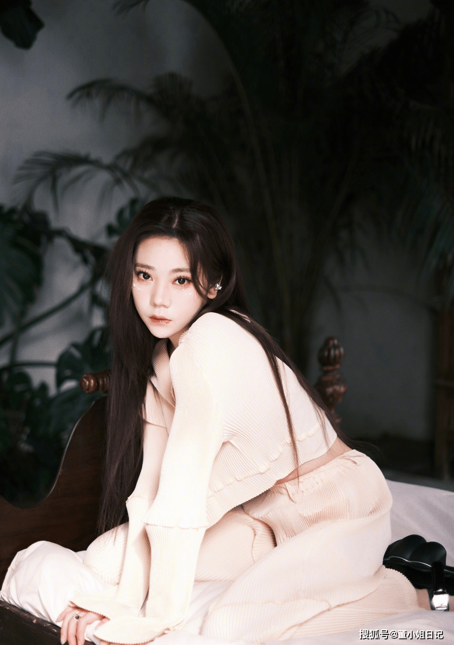应景紫宁的果冻妆容，轻盈灵动闪闪发光，如春光般明媚动人！