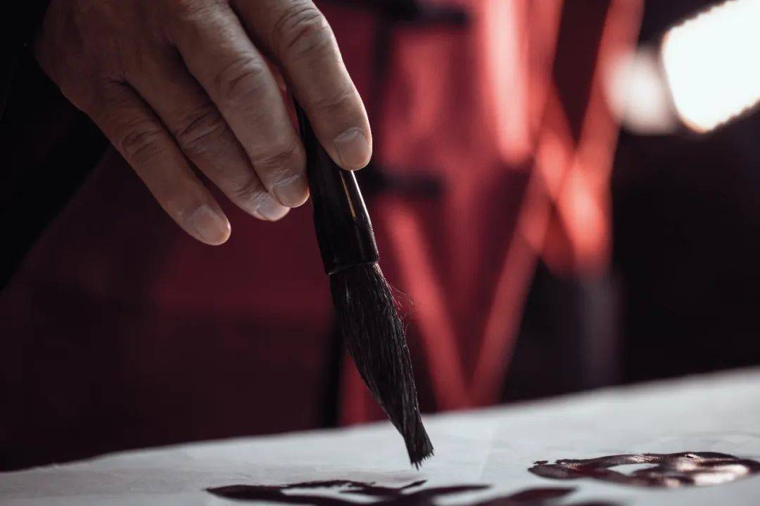 书法|蘸一壶烈酒 引纸笔留香——黄越祖