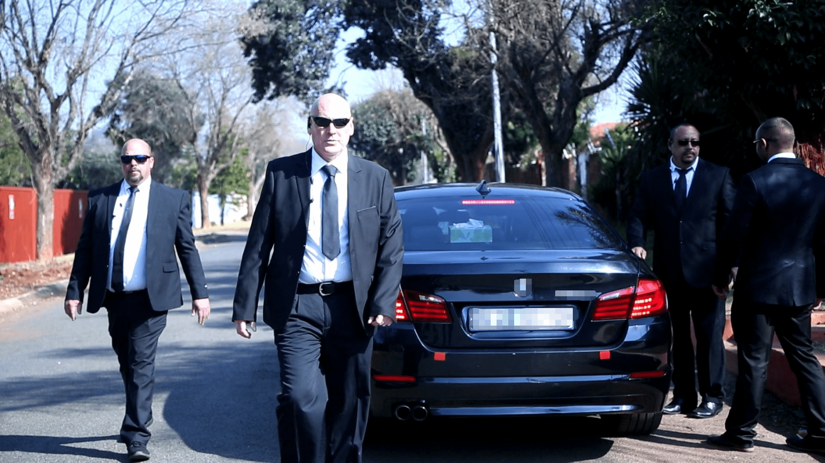 俄罗斯专家叛逃美国,8名保镖24小时保护,1999年上班路上被射杀_格罗琴