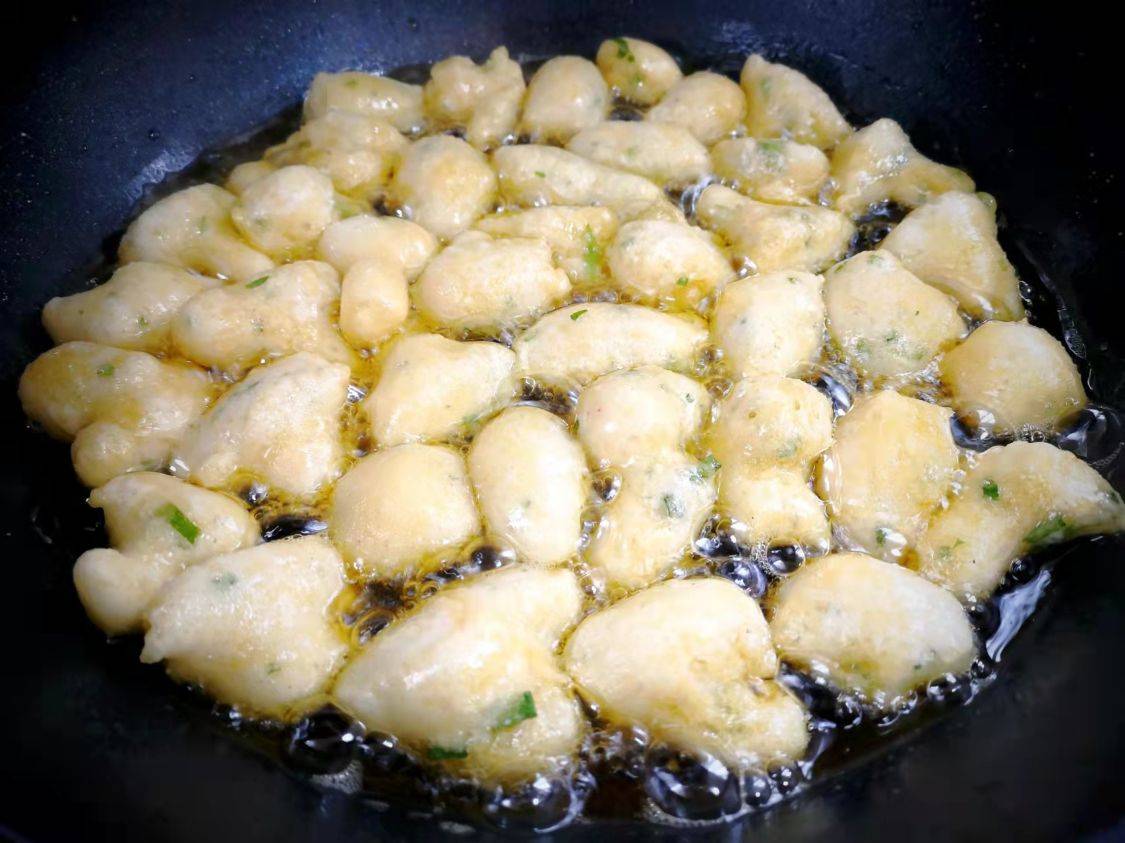 做法|这款早餐，手不沾面，5分钟出一锅，比油条还好吃，放十天不坏！