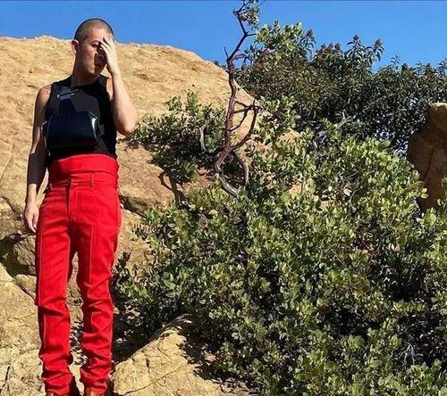 皱纹 陈冠希戴毛线帽太显老!素颜肤色蜡黄满脸皱纹,穿夹克撞脸赵本山