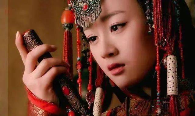 下巴明星审美误区，杨紫靠打针填充变“好看”，吴谨言追求“骨感美”