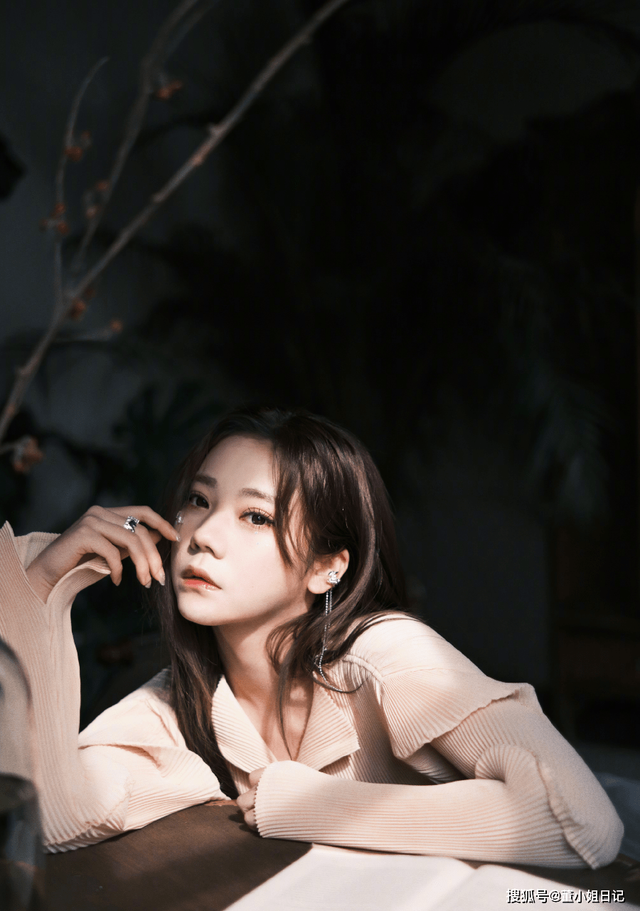 应景紫宁的果冻妆容，轻盈灵动闪闪发光，如春光般明媚动人！