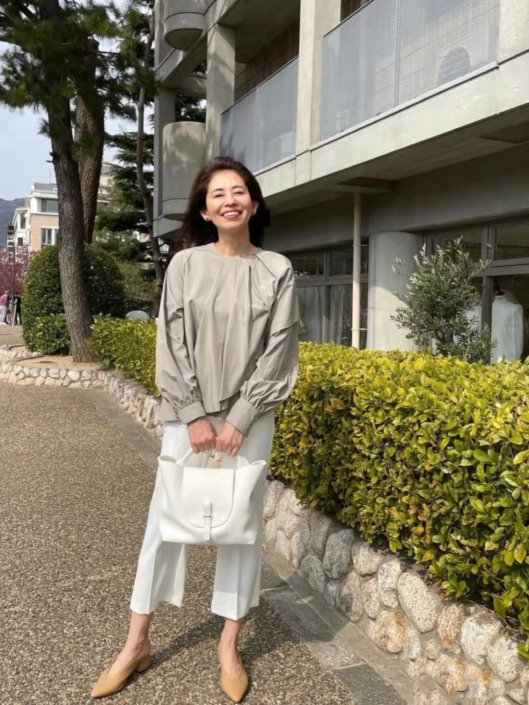 原创60岁女人春季少穿打底裤球鞋学学日本主妇这样搭知性又高级