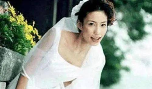 因为|她是央视一级播音员，因在饭店推错一扇门后再也没回来，年仅33岁