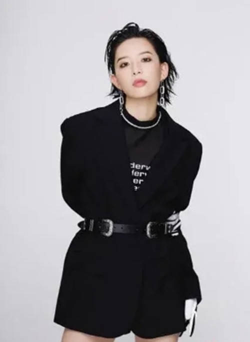 一直很帅气的李斯丹妮穿上仙女装妖娆妩媚原来是你这样的女人