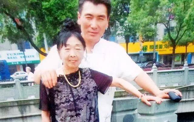 白菜|晚年悲惨!53岁李玉成早餐给马玉琴啃骨头,网友:200w还吃这