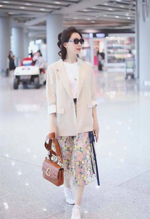 饱和度 中年女性穿衣要讲究，这几种颜色尽量别碰，不是显老就是扮嫩