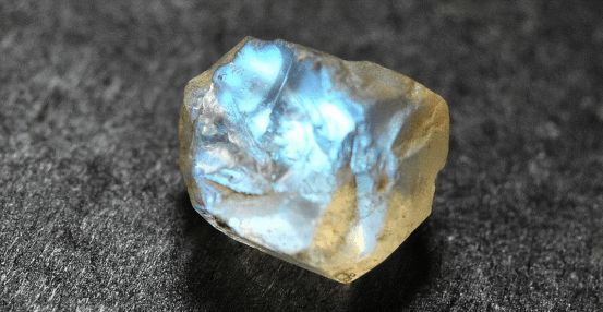 蓝丝黛尔石又名六方金刚石,在自然界中十分稀少,一般发现于陨石的金刚