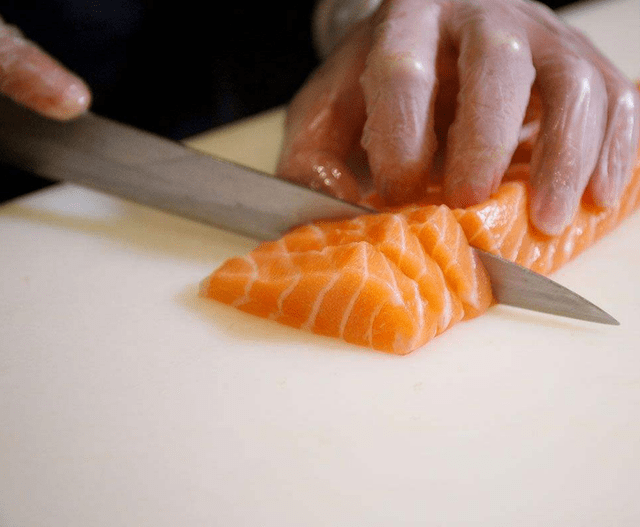 日本人独创"骨泳",鱼肉已经被剃掉,为何还活着?