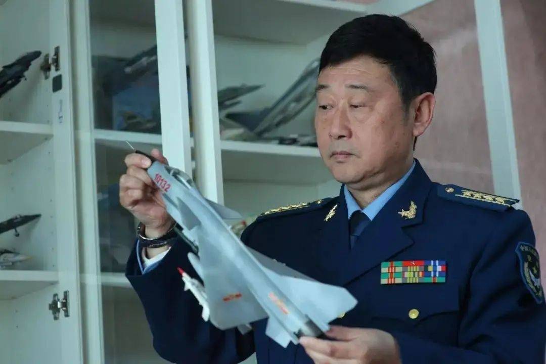 原创1998年歼十准备首飞医生要给试飞员雷强量血压雷强说不量