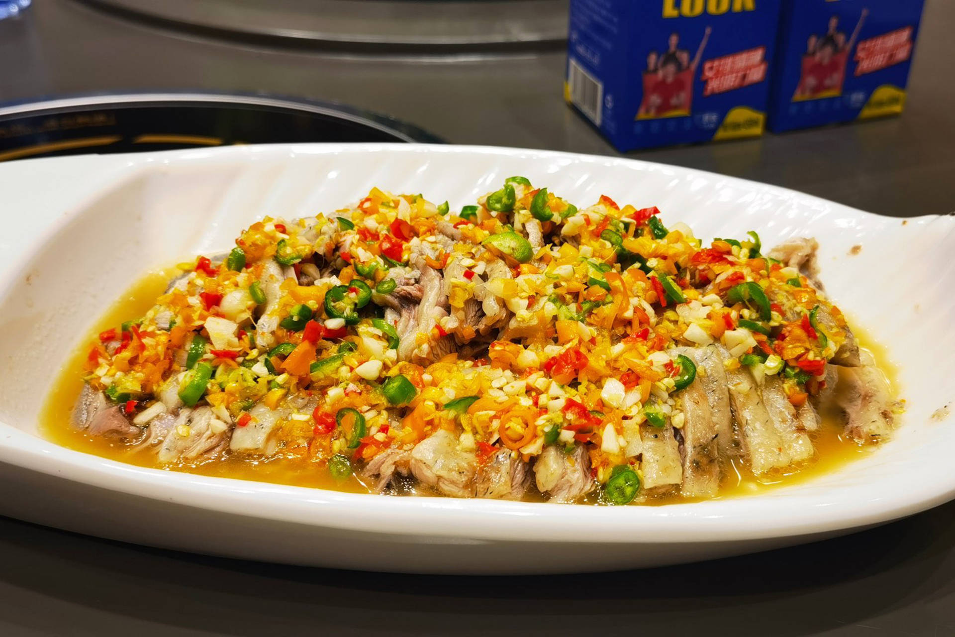 酸酒鸭的具体做法:当地的泥鸭,洗净处理干净,放到锅里煮熟,你不要煮得