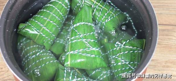 加入适量|教你包粽子啦,江南经典五花肉四角粽,肉馅肥而不腻,粽香四溢