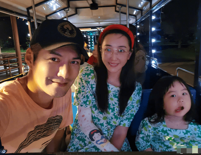 杜若溪晒与老公合照评论区留言好热闹都让严屹宽出来拍古装戏