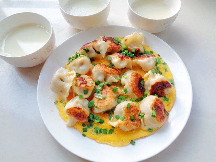 家冬天早餐,鸡蛋煎饺配豆浆,十几分钟搞定,好吃又暖和_饺子_小火_营养