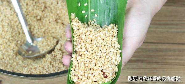 加入适量|教你包粽子啦,江南经典五花肉四角粽,肉馅肥而不腻,粽香四溢