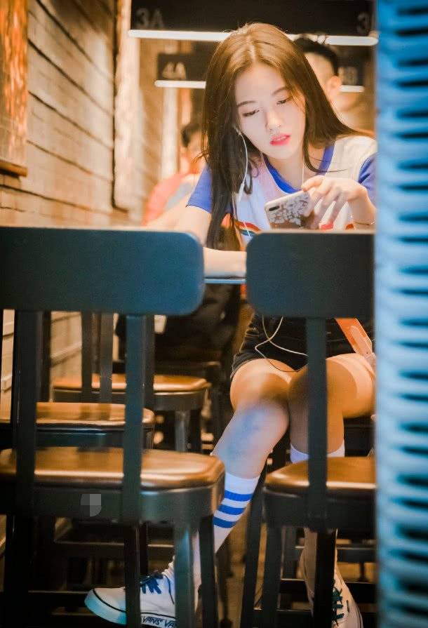 有一种显腿长叫鞠婧祎把安全裤露出1cm一般人模仿不来