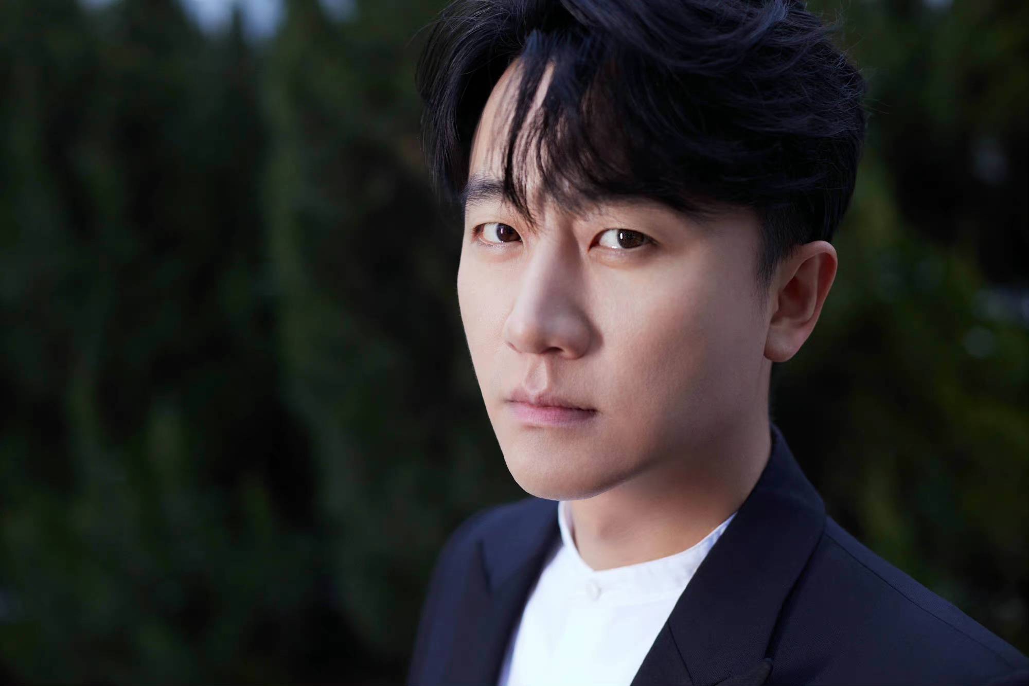 黄轩雪景西装照好治愈_扔雪球_穿着_冬日