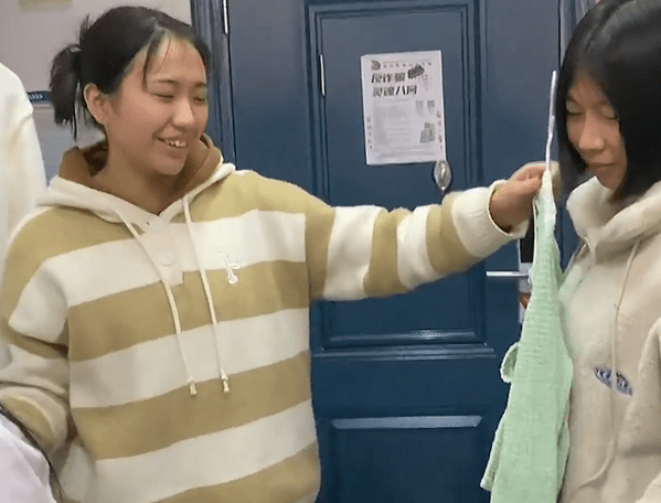 同学大学女生“妆前”和“妆后”对比,简直判若两人,网友:一个人?