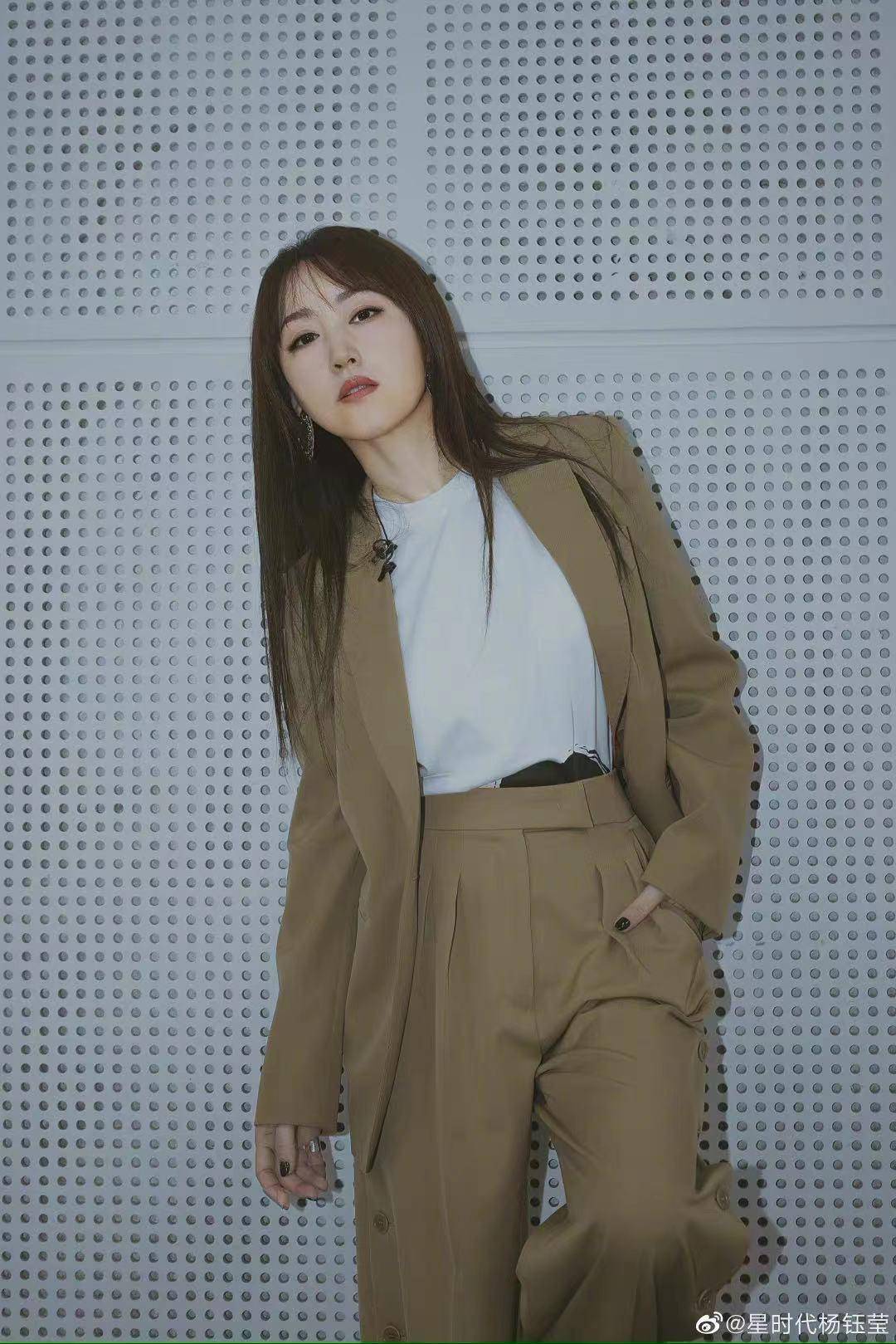 高跟鞋 杨钰莹为什么50岁了还这么美，她的穿搭真的非常值得我们借鉴