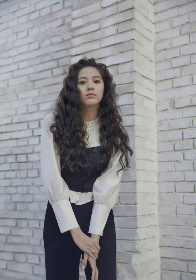 欧阳娣 欧阳娣娣大变样，脸型变成欧阳娜娜翻版，烫羊毛卷却像老阿姨