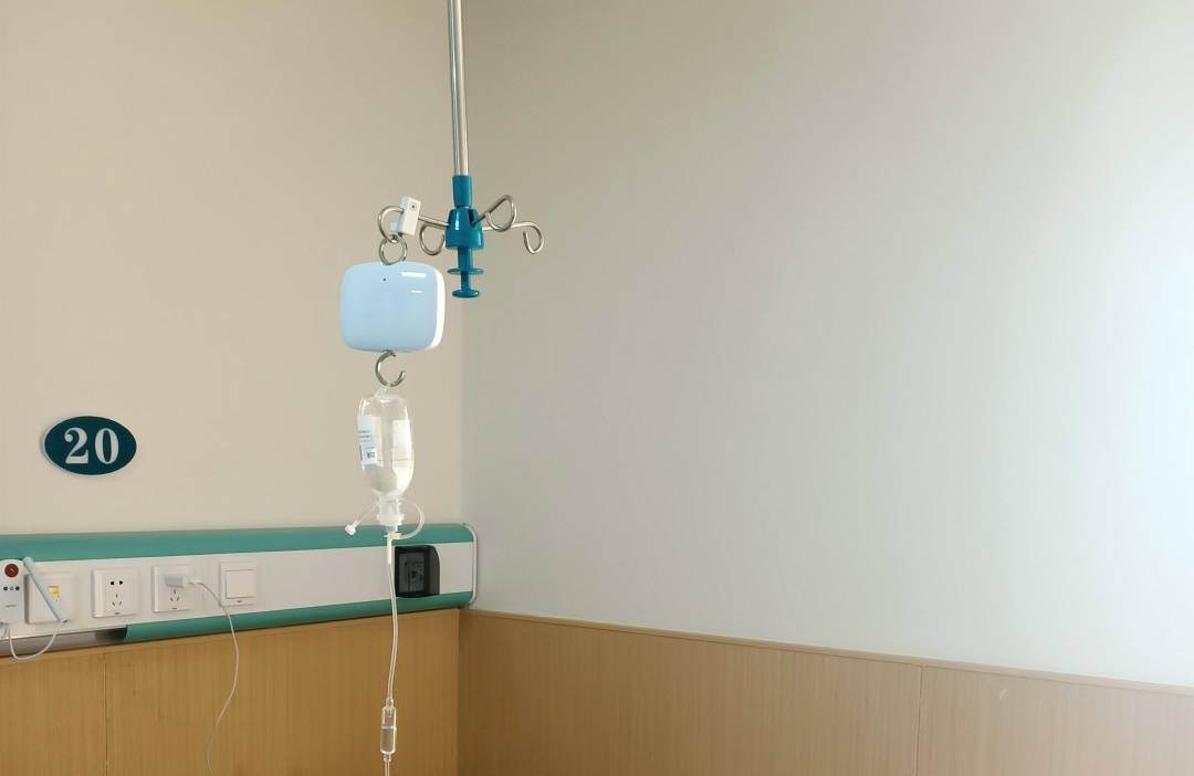 有锁完全固定监控器,不影响护士正常输液过程,无需充电,使用非常方便