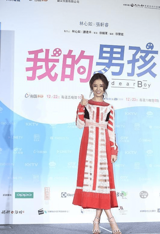 极端 林心如穿衣挺“极端”，丝绒贵气显年龄，但迷你款秀出少女身材