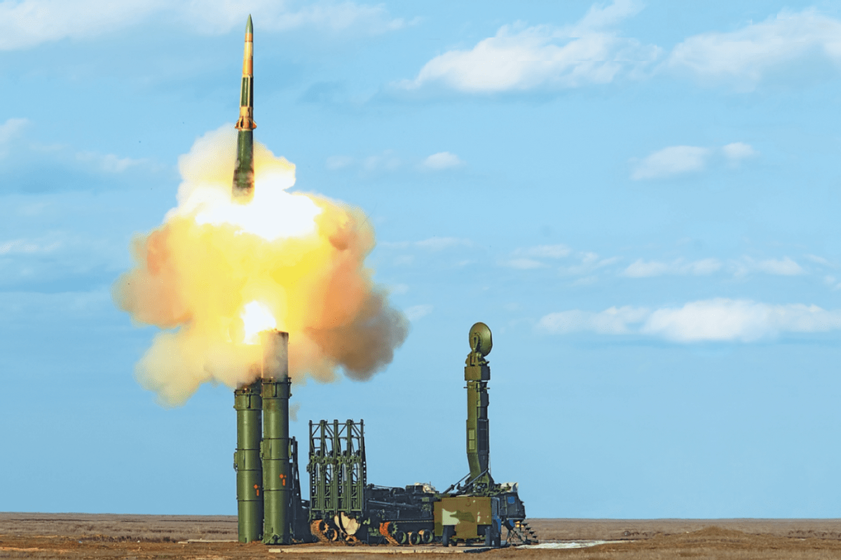 S-300V launching missiles