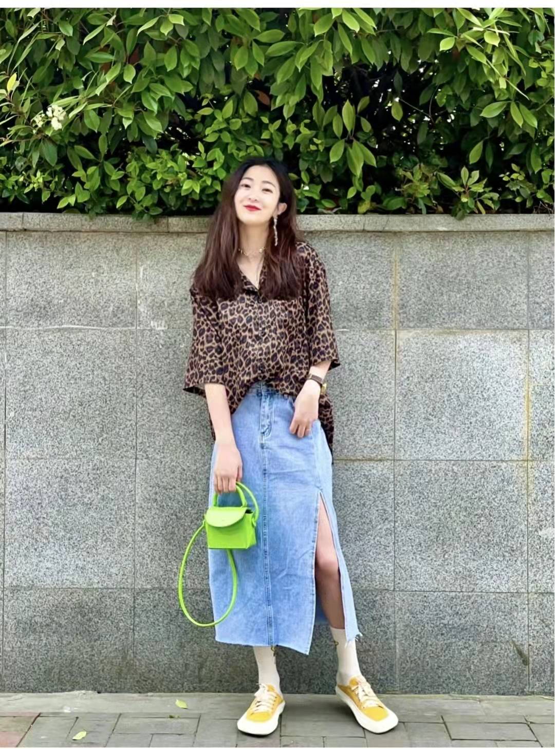 牛仔半身裙配什么上衣比较好看