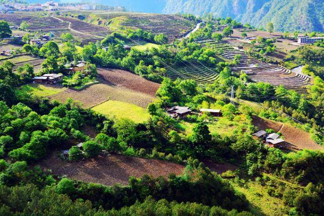云南一藏族村，原名为碧中，民族风情多种多样，被誉为怒江小康普