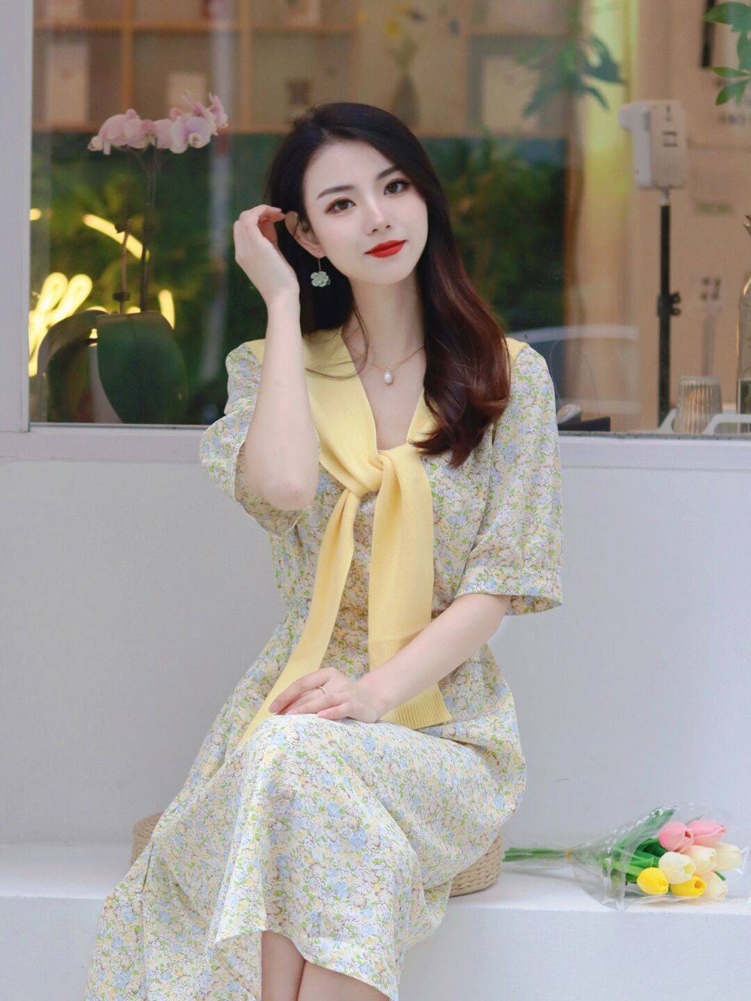 青春 约会穿搭指南,印花一字肩上衣搭配牛仔短裤青春感满分,漂亮大气