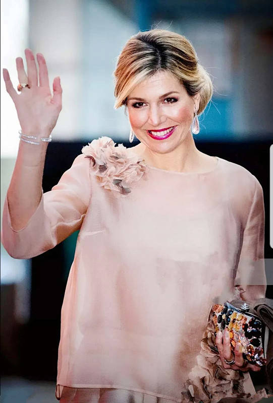 49岁的荷兰王妃颜值高衣品好同色系搭配出高级女王范