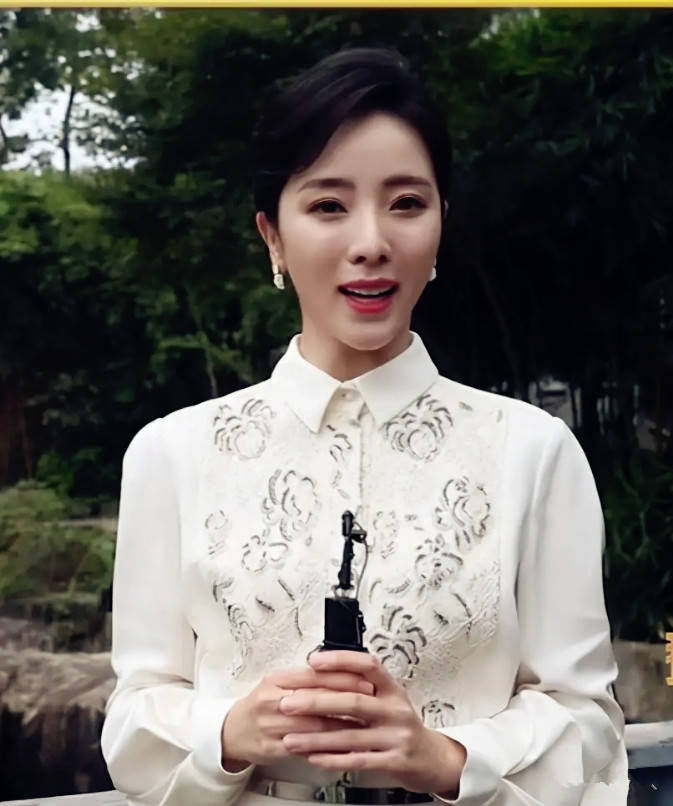 "裙装丽人"李思思 不仅能说会道聪慧过人 搭配长裙一样高级_风格_身材