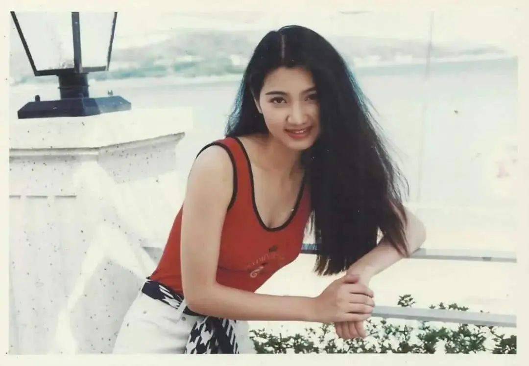 鼻梁梨形鼻却依然好看的女明星：邱天有清冷感，任敏被称作电影脸