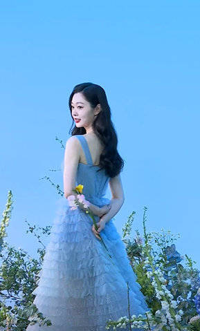 宋轶春日氛围感大片释出 穿梦幻瓷青色长裙超优雅