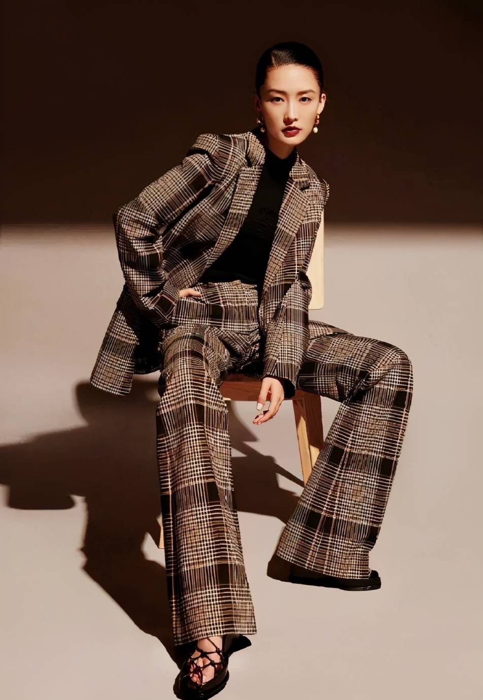 当然御姐文艺风也可以搭配一些硬朗风格的西装,英伦格子灰黑相间,充满