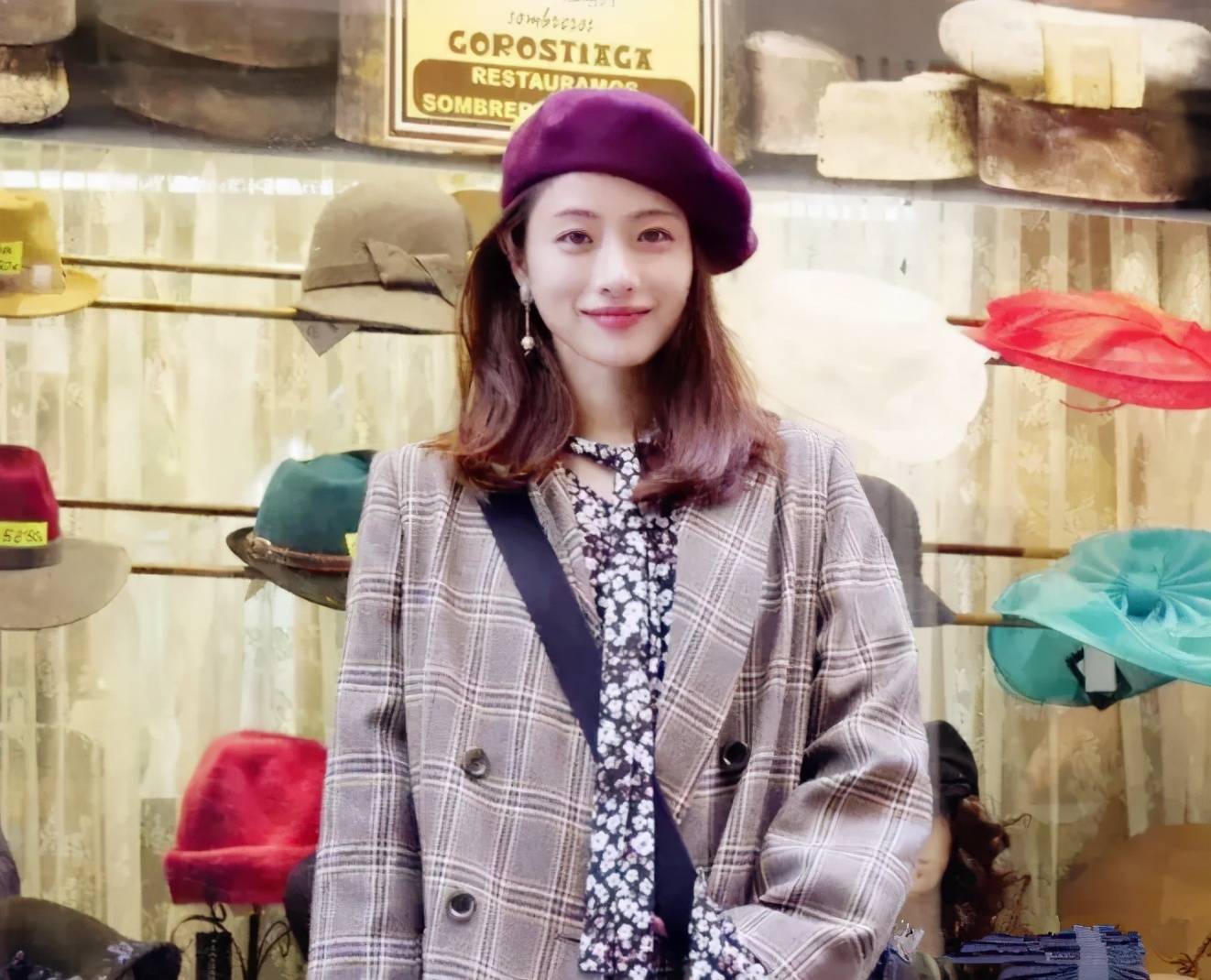 石原里美婚讯后首次亮相搭配海蓝色连衣裙太迷人满满幸福感