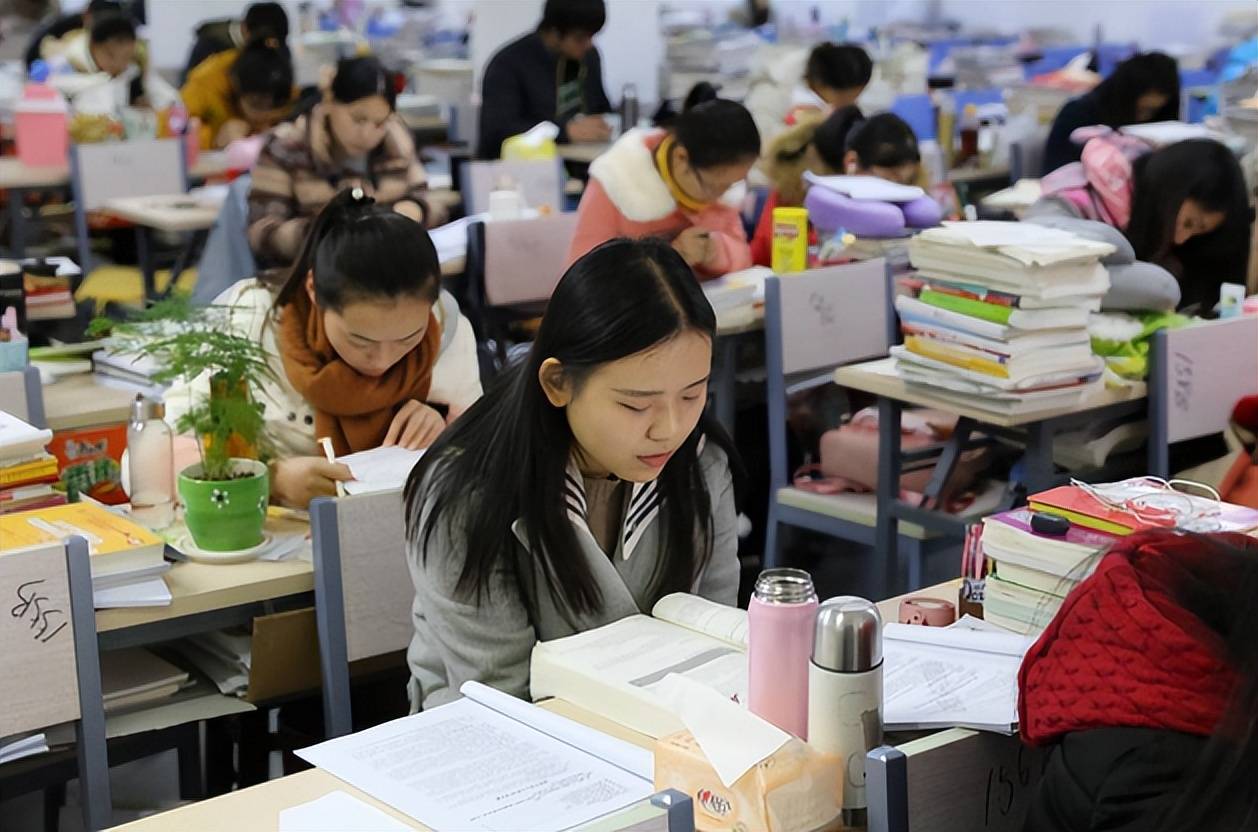 在两会中就有政协委员,根据目前大学生考研内卷现象,建议改变传统研究