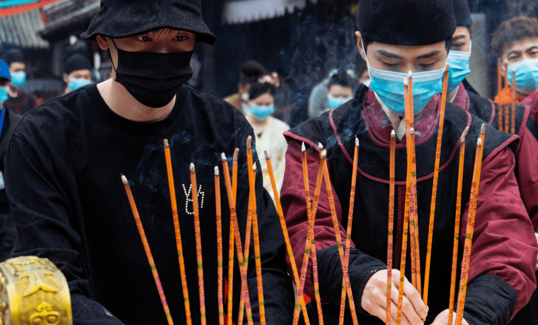 张小萌因误杀六王爷嫡子宇文昭而入大理寺牢狱,而李星河也被带回宫中