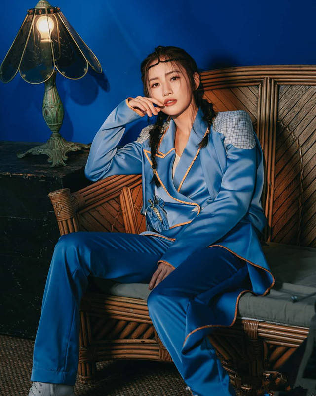 原创台湾超模梁以辰甜美风格曼妙身材搭配蓝色吊带裙性感至极