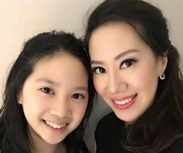 阳光 甄子丹16岁女儿罕晒照！穿吊带小蛮腰抢镜，衣着打扮被指太成熟