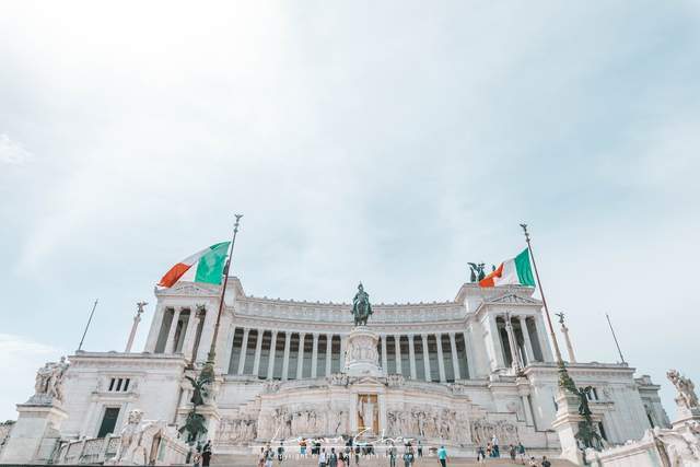 意大利罗马最大的广场，由白色大理石打造，耗时二十多年修建而成