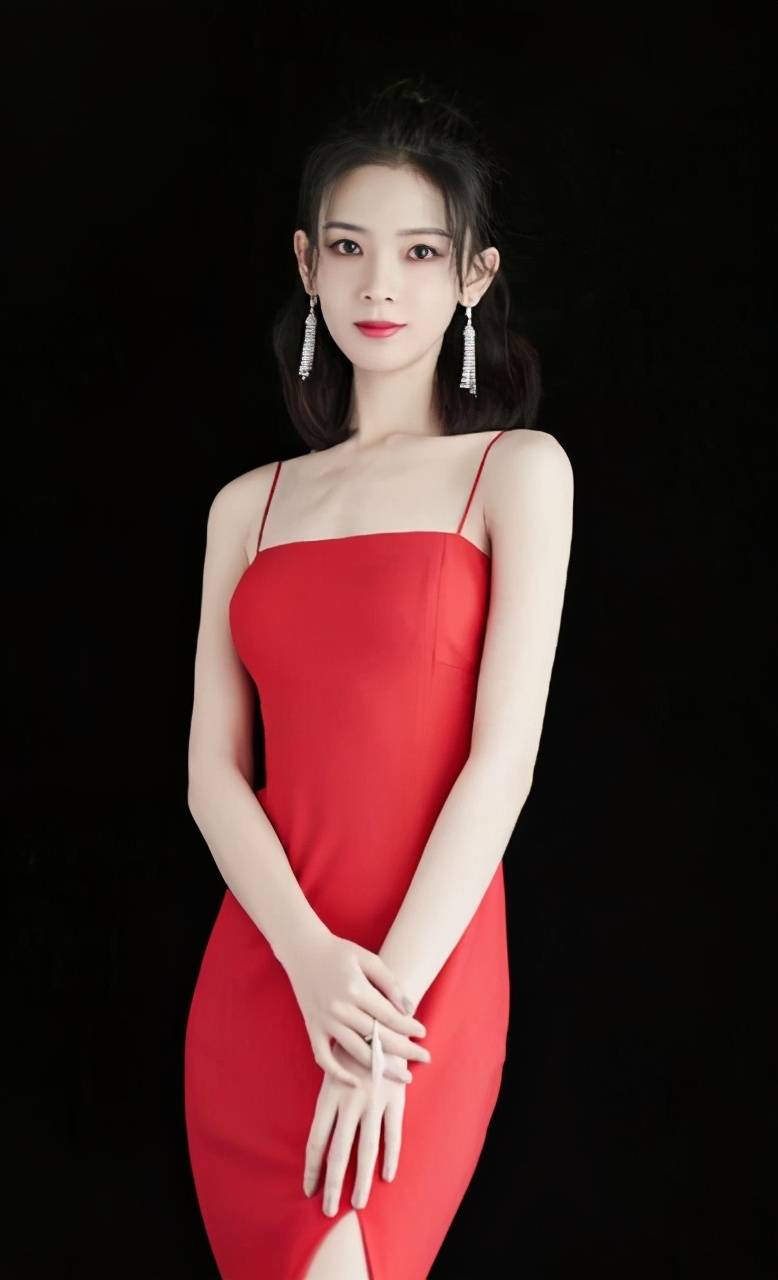 身材 陈瑶搭配一袭红裙好瘦“筷子腿”太让人羡慕 却被A4腰抢了镜