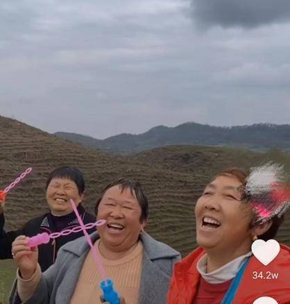 这是三支花短视频的标准开头,c位声音一号召,左右两边的阿姨就