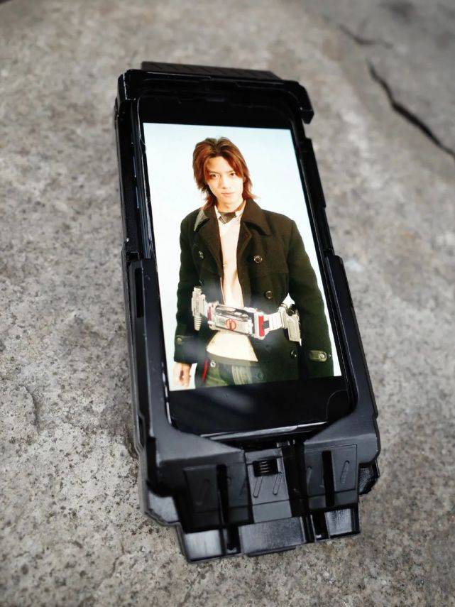 假面骑士:巧爷也来宣传faiz手机壳,chaser最新剧照很是迷人