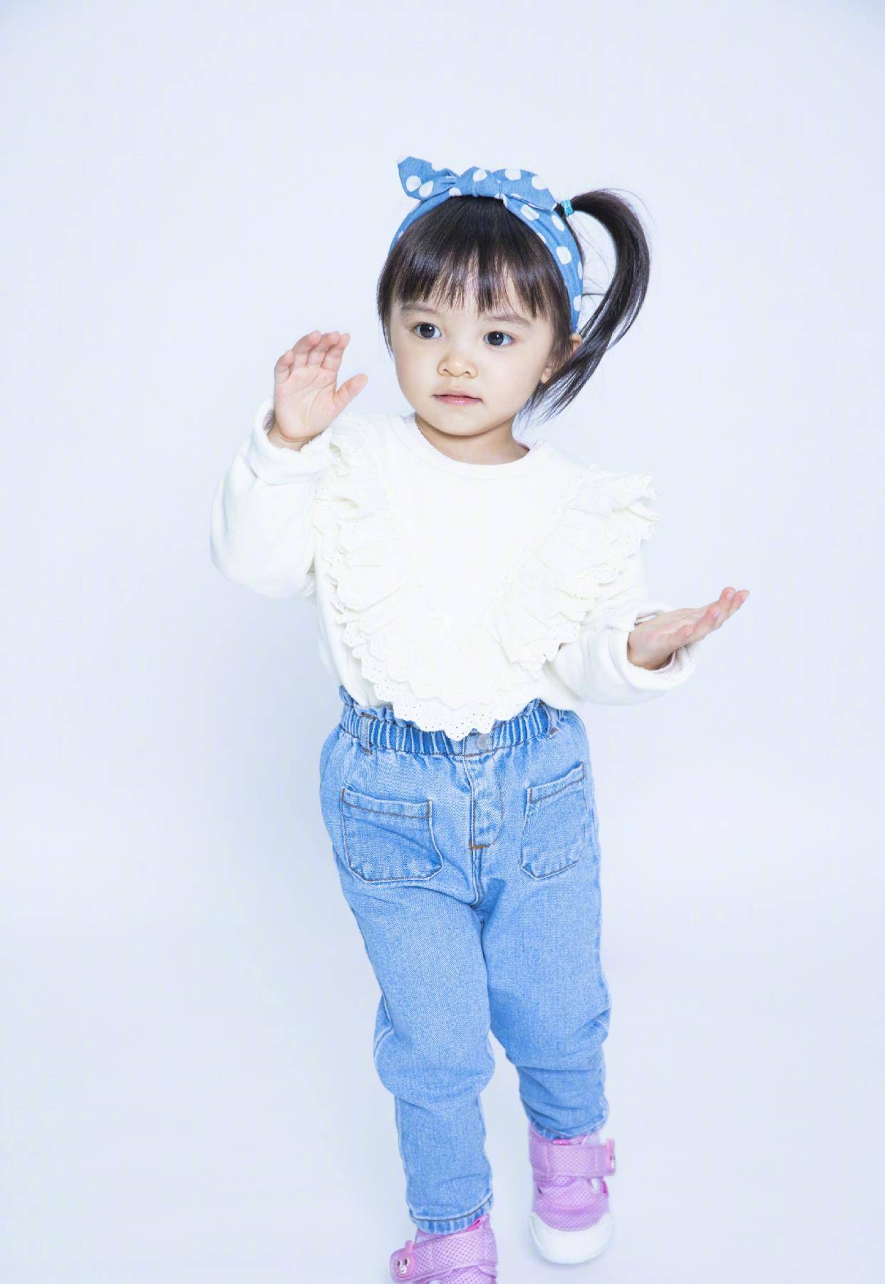 蓝色 熊黛林晒女儿2岁生日照，双子星模样差别大，妹妹像爸爸颜值吃亏