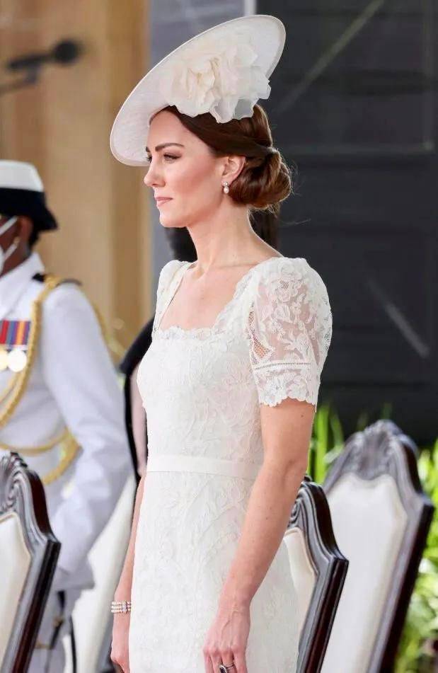 设计 凯特王妃换新造型，蕾丝白裙致敬经典，三千元小包挺别致