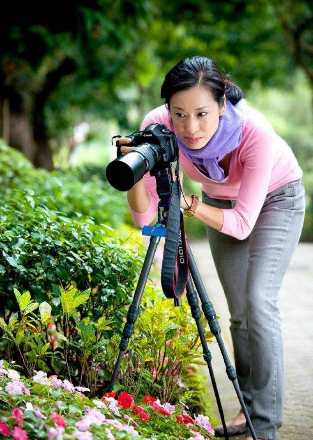 郭晶晶 难怪郭晶晶受宠！61岁朱玲玲撞脸儿媳妇，婆婆年轻时可没少受委屈