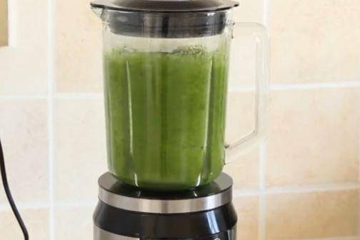 清洗干净后,用刀切成几段,放进榨汁机里,加入少许水,榨成菠菜汁.