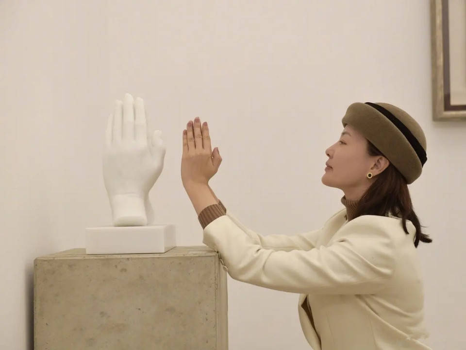 好身材 43岁的刘芳菲走机场 搭配黑色连衣裙气质优雅 好身材是关键